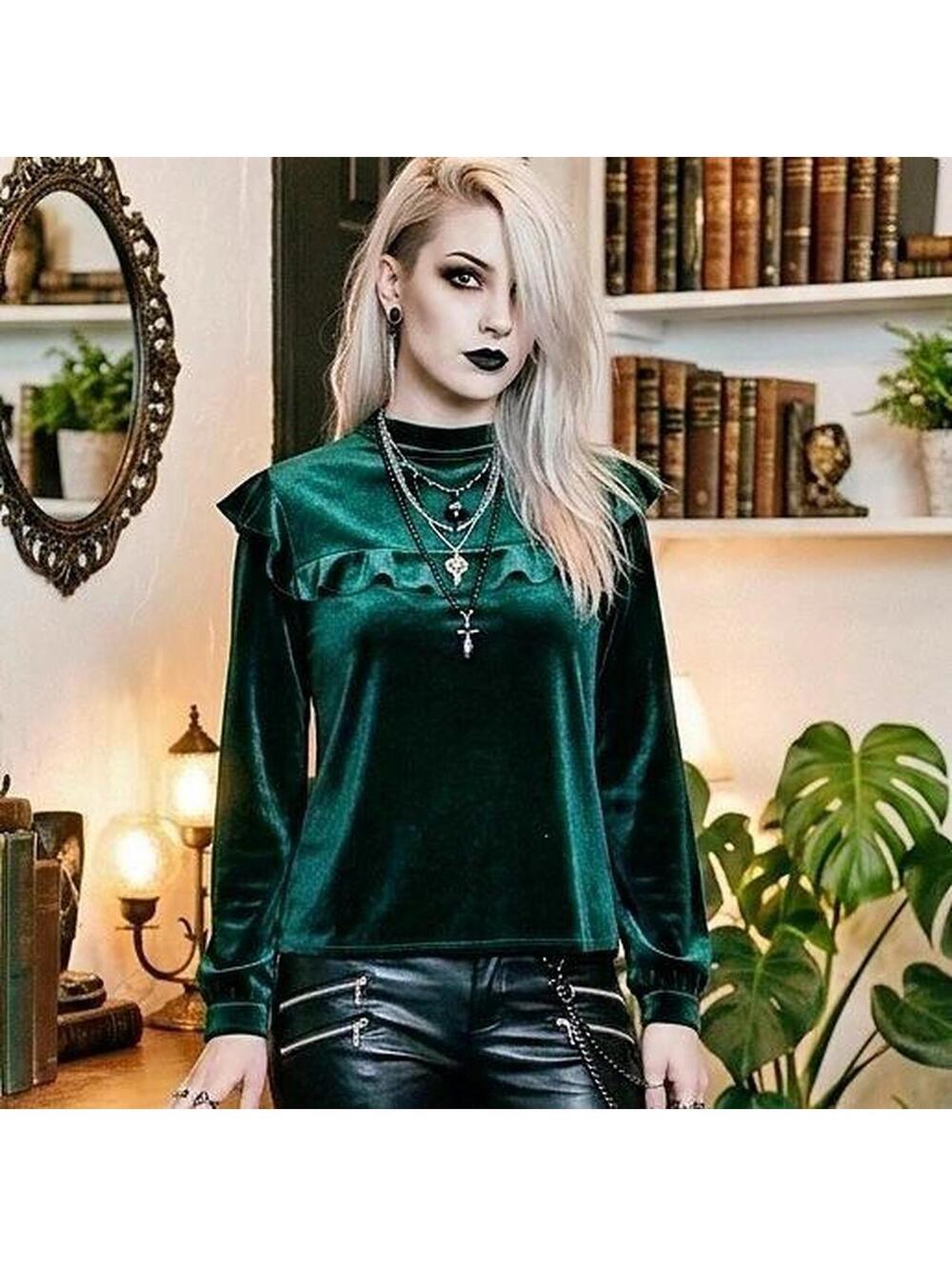 Glamorous green velvet blouse with ruffle collar and long sleeves. Size: 4